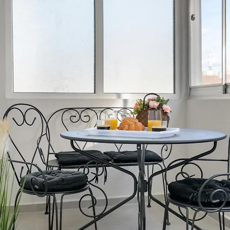 лукс на море Luxury In Downtown With Garage